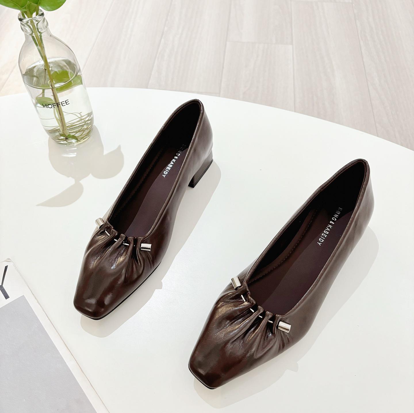 

Туфли на каблуке из блестящей лакированной кожи с квадратным носком, осень 2024 г. 36 коричневый