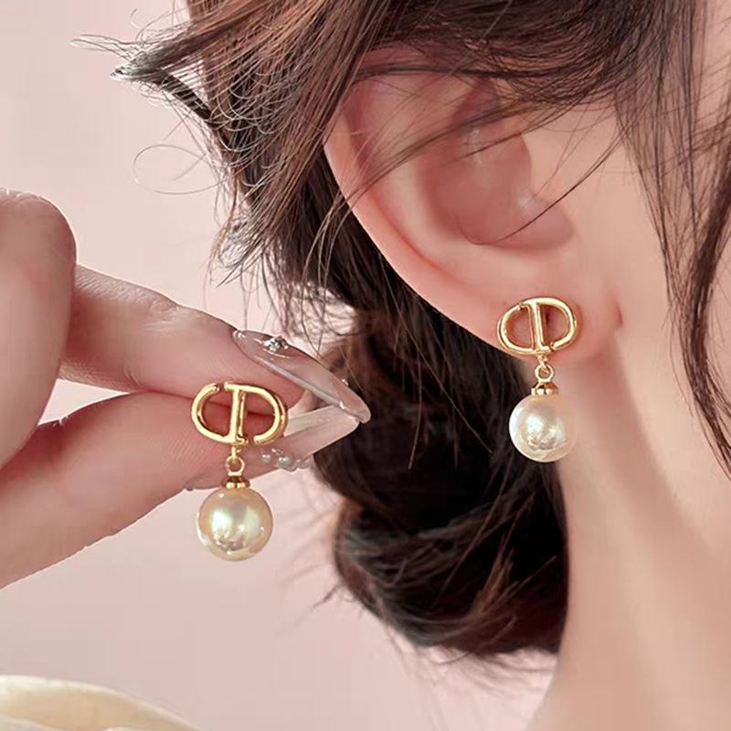 Women's Luxury Textured Metal Hoop Earrings - Versatile Niche Design