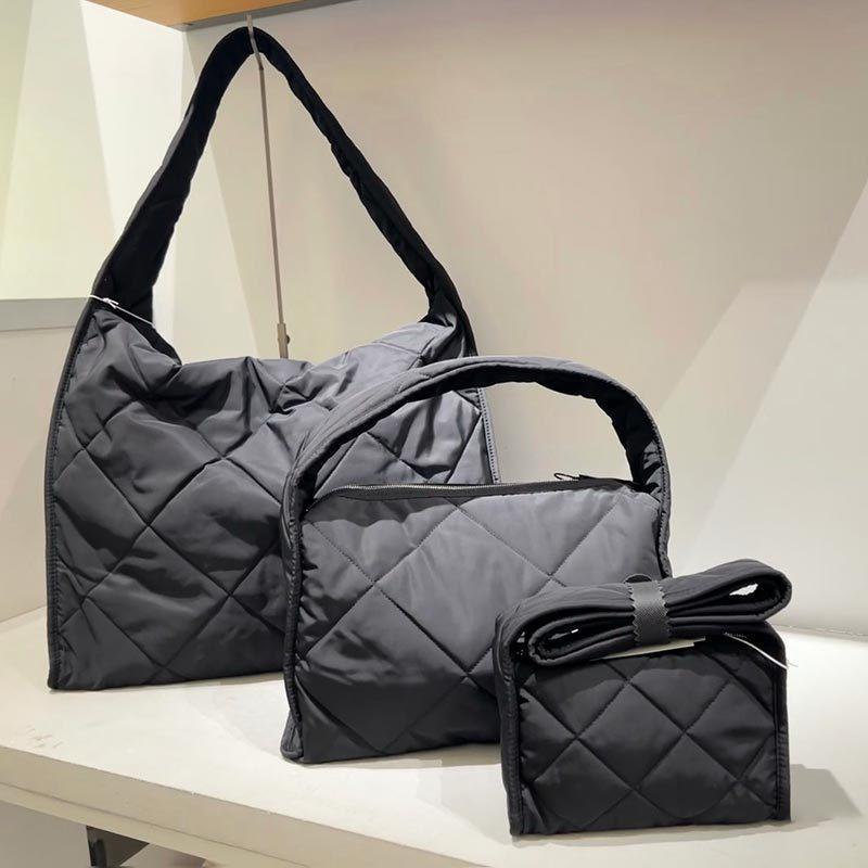 

Overlarge Quilted Crossbody Bags for Women Nylon Lingge Shoulder Bag Wide Strap Handbags Padded Hobos Female Shopper Tote Purses 20x13x9cm