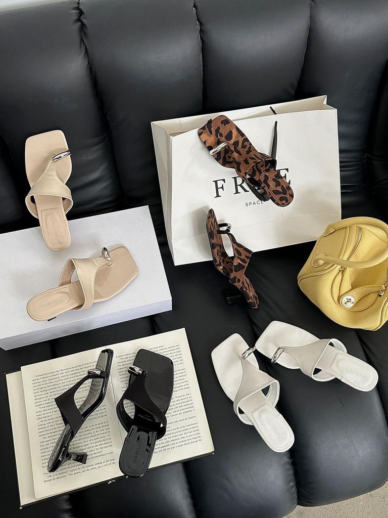 Grape mother, the same 2025 new fashionable metal cover, toe square head, thin high heels, and cool slippers for women's summer.