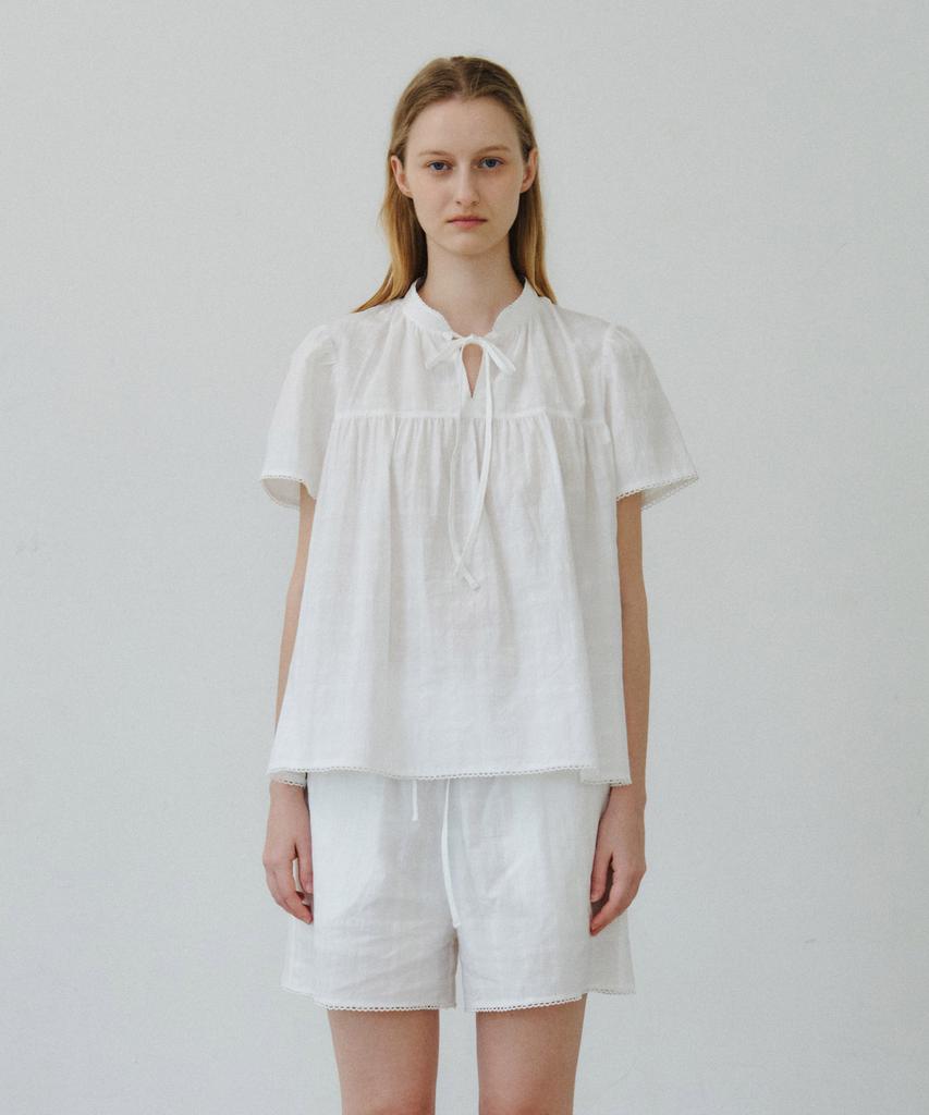 MAIS Lace Trimming Shirred Blouse / White
