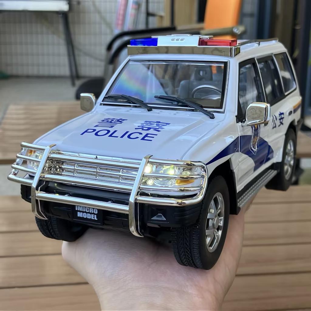 1:18 Mitsubishi Pajero Montero Sport SUV Alloy Metal Diecast Model Car High Simulation Home Trendy Ornament Collection Hobby Toy