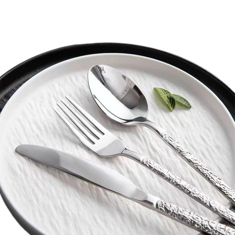Sada příborů s tepaným zlatým povrchem, Nerezové stolní nádobí, Obsahuje vidličky, lžíce, nože, Zrcadlově leštěné, Vhodné do myčky nádobí