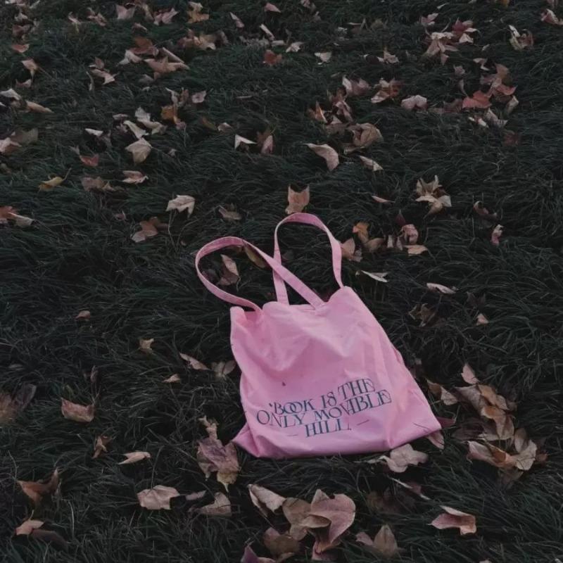 A Female Student's Single-shoulder Tote Bag with A Laid-back Style and Artistic Shopping Bag