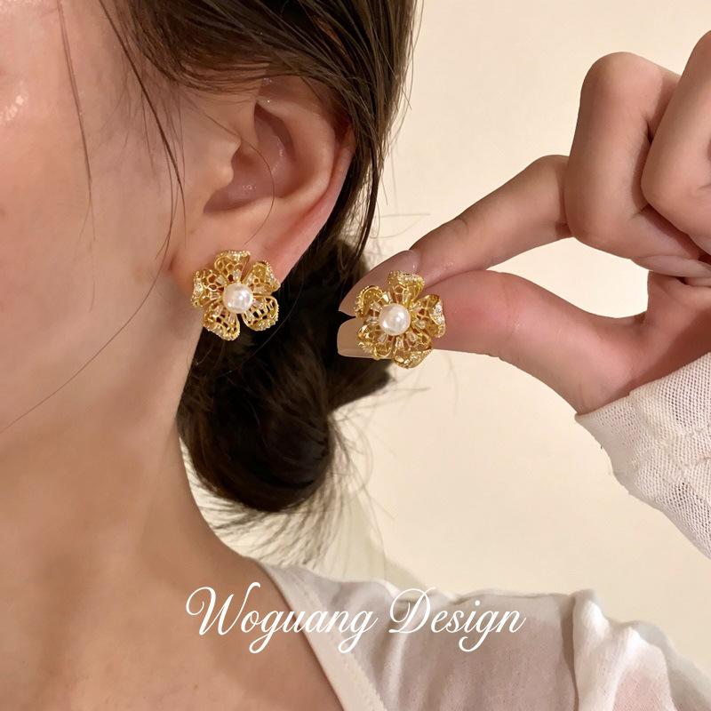 Golden Thread Flower Letter Flower Earrings, Light Luxury Earrings, Fashionable and Exquisite Versatile Earrings