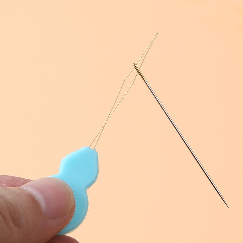 Elderly needle threading device, needle threading artifact, household fast automatic needle threading tool, thumb universal needle recognition device