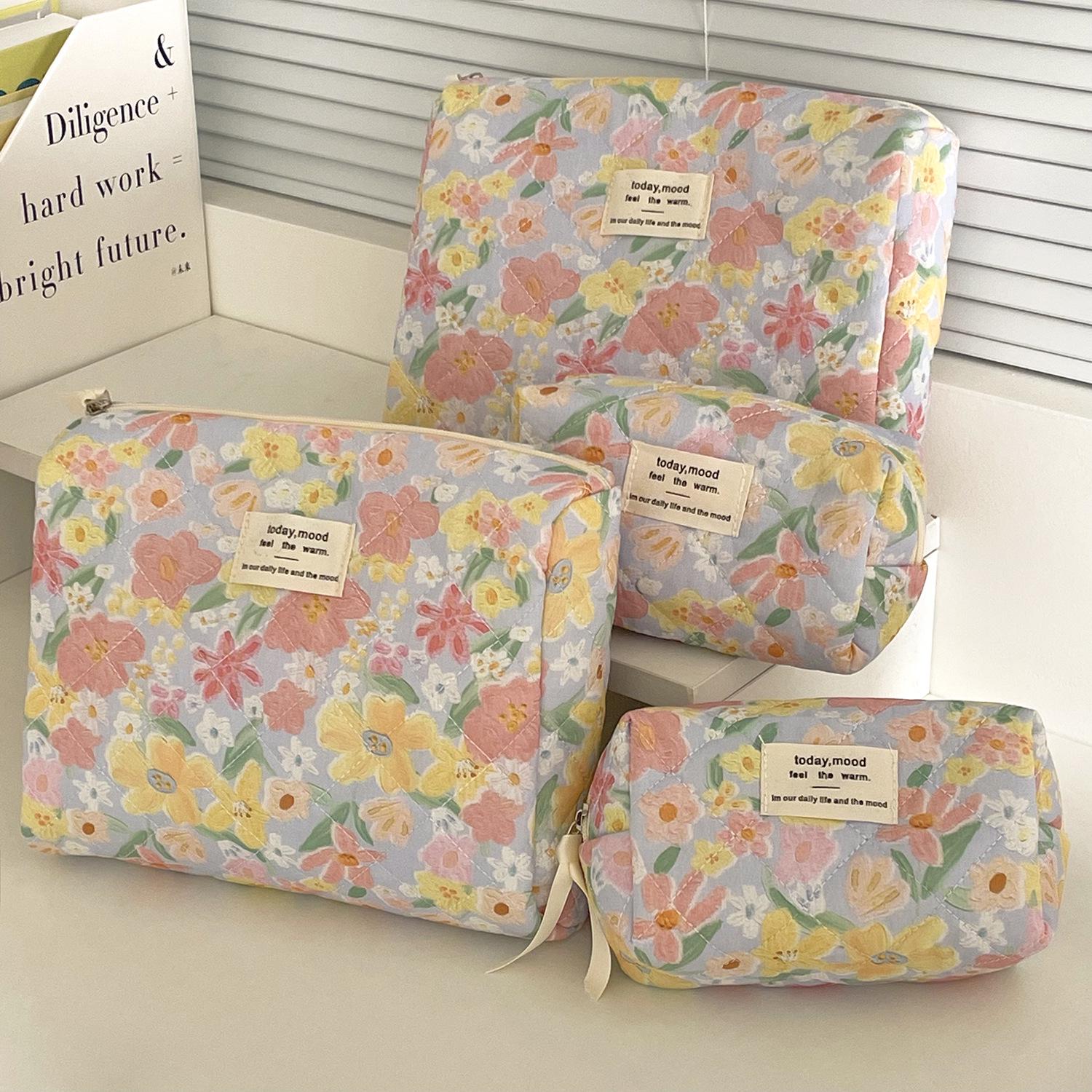 

Quilted Floral Makeup Bag – Cute, Portable, Large Capacity for Students