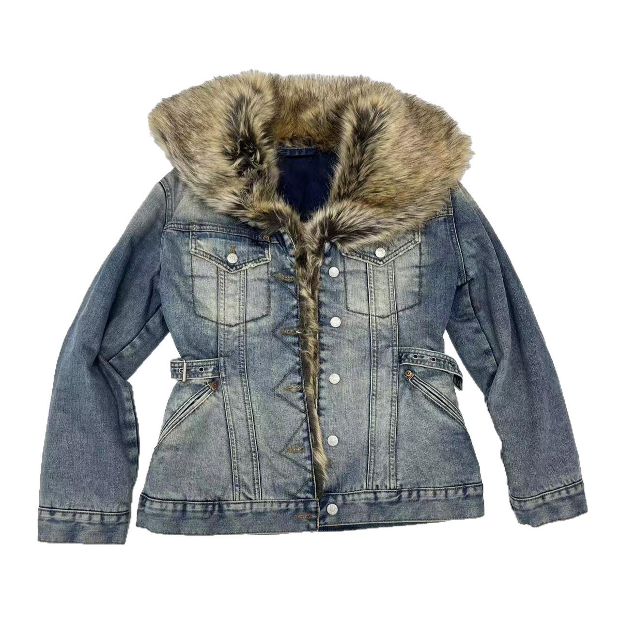 

Женская ретро джинсовая куртка приталенного кроя с потертостями и меховым воротником Medium