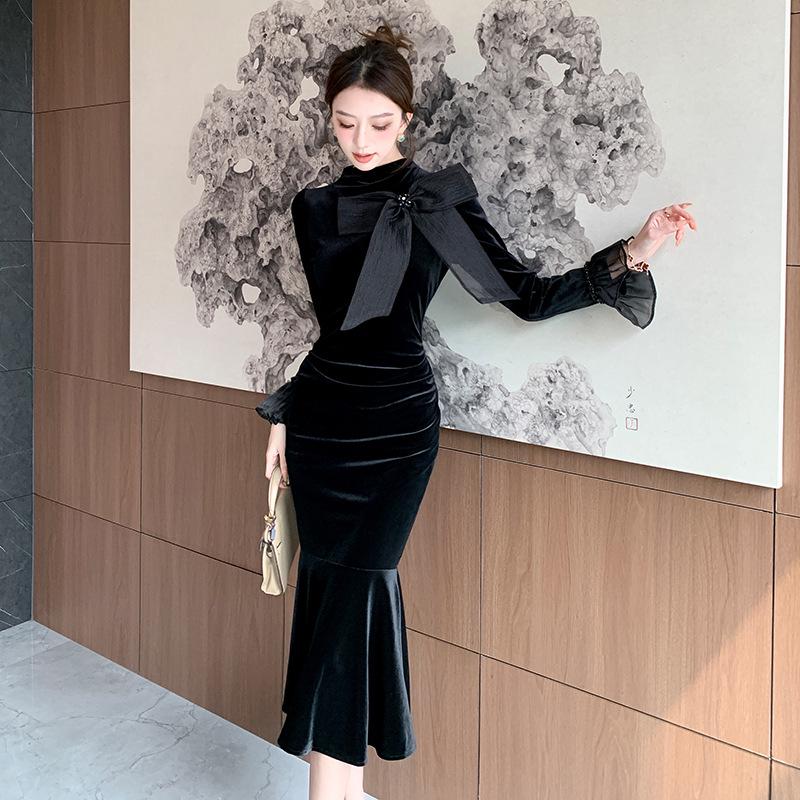 

Exquisite High-End Black Fishtail Dress with Bow and Rhinestone Accents & Trumpet Sleeves Large чёрный