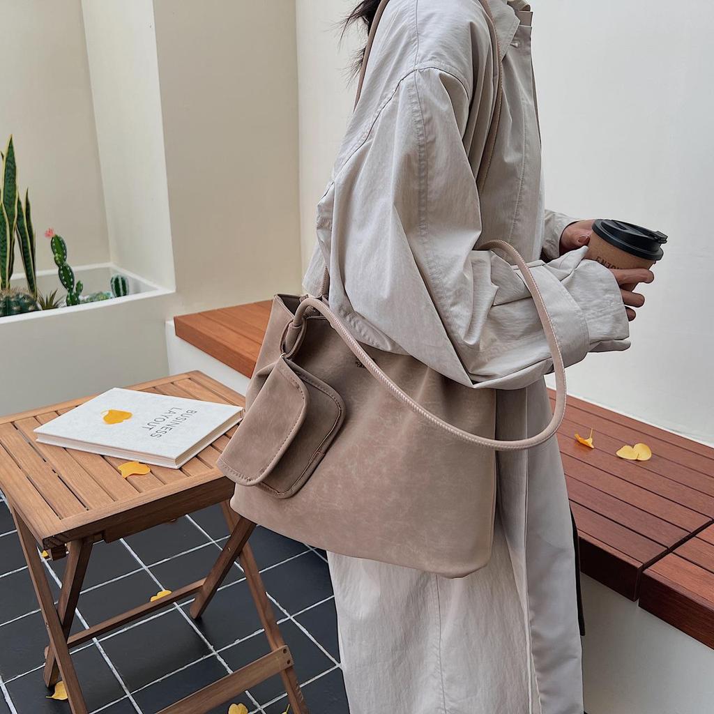 Women's Large Capacity Crossbody Bucket Bag - Chic, Simple, Daily Commute Shoulder Bag with Light Luxury Design
