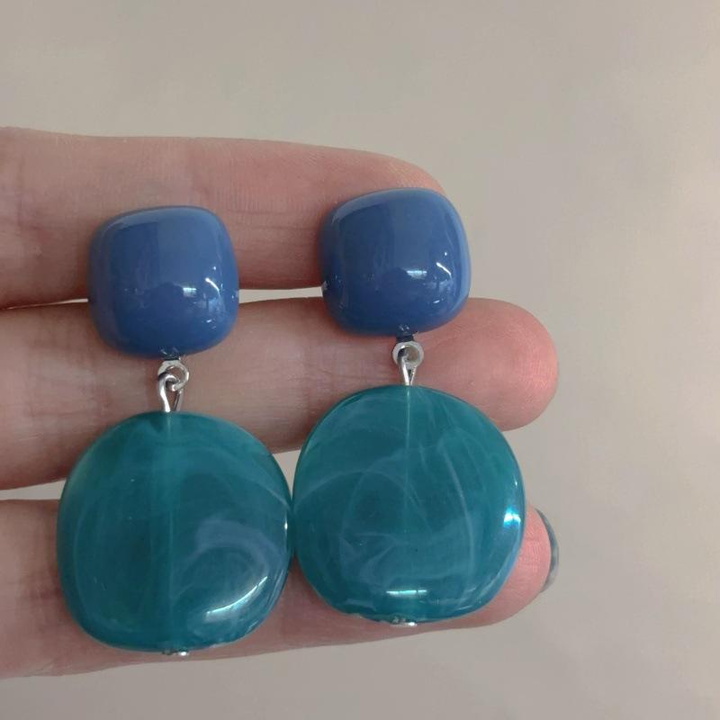 

Lake blue retro Hong Kong style blue stud earrings female gentle white design sense niche geometric earrings ear jewelry earrings