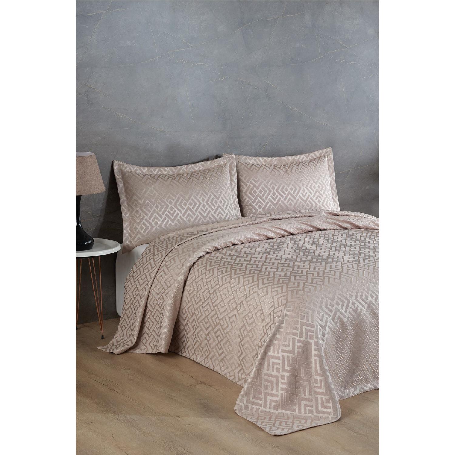 

Двуспальное покрывало Estila с жаккардовым шениллом (бежевый)