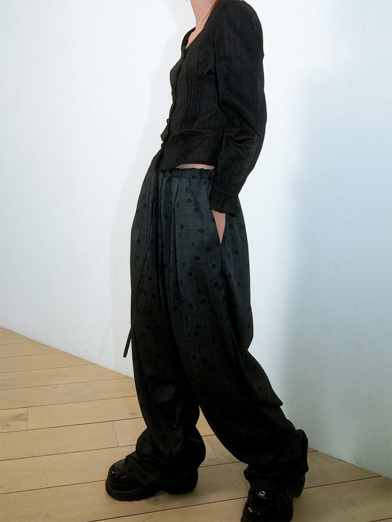 Sukkoleuseji Wide String Dot Pants Resembling A Crumpled Page (Black)
