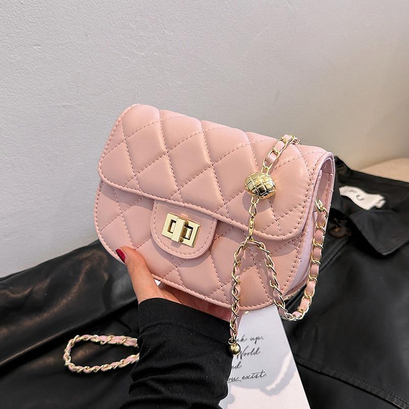 Neue Frühlingsmode 2024: Kleine Damen-Handtasche im angesagten Rhombus-Ketten-Design