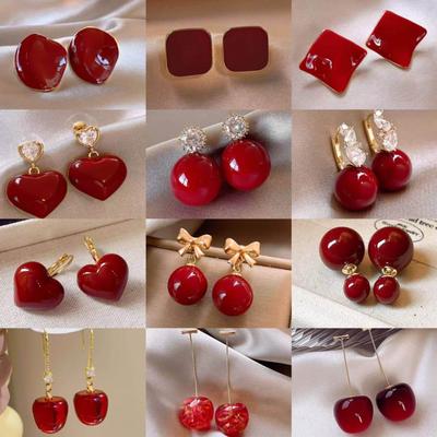 Orecchini a Bottone Geometrici a Forma di Cuore Argentati Autunno/Inverno - Lussuoso Design con Perline Rosse per Donna