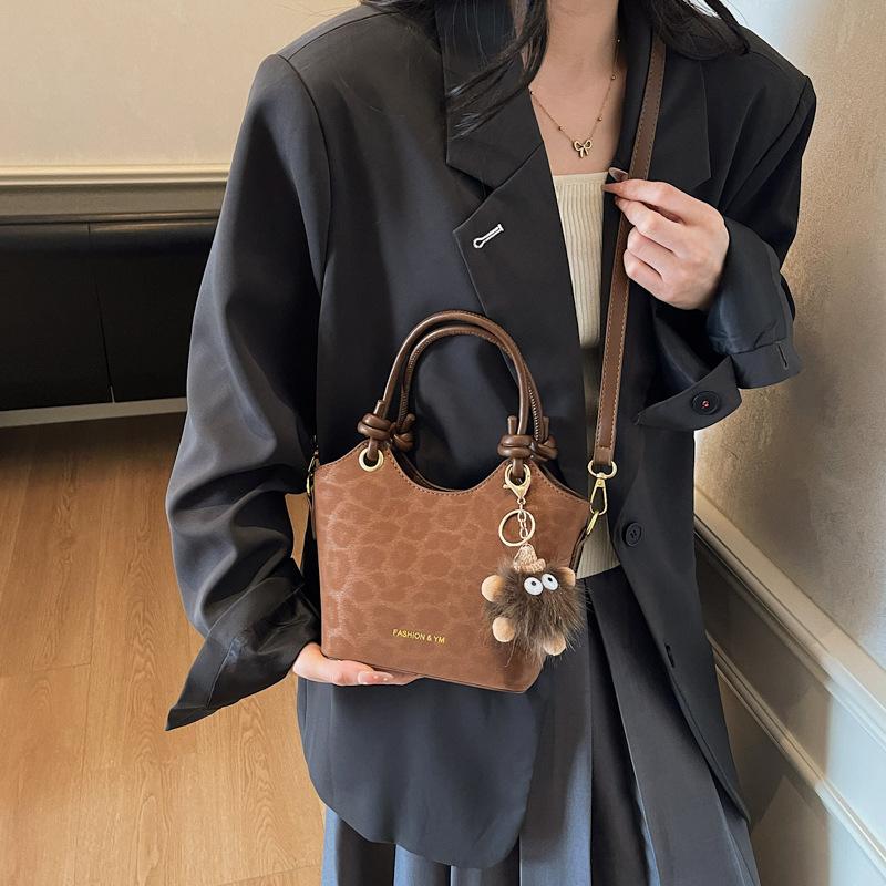 Retro small bags women's autumn and winter versatile 2025 new super fire shoulder messenger bags are popular this year, bucket bags