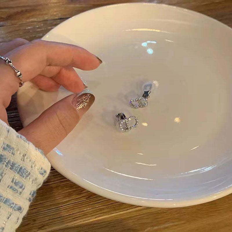 

Zircon Letter CD Earrings for Women Niche Design Classy Light Luxury Temperament Internet-Famous Stud Earrings Non-Piercing Ear Clip A pair of D-type ear clips without ear holes