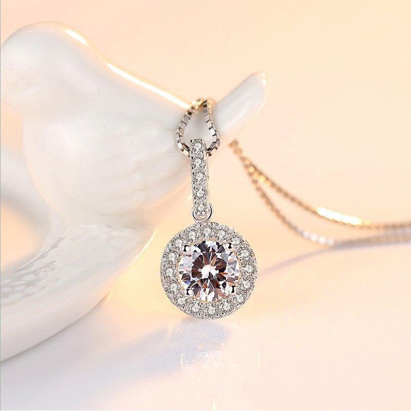 Ladies' Circular Pendant Necklace with Synthetic Zircon Accents on The Collarbone Chain, Fashionable and Sparkling Jewelry, Birthday Gift