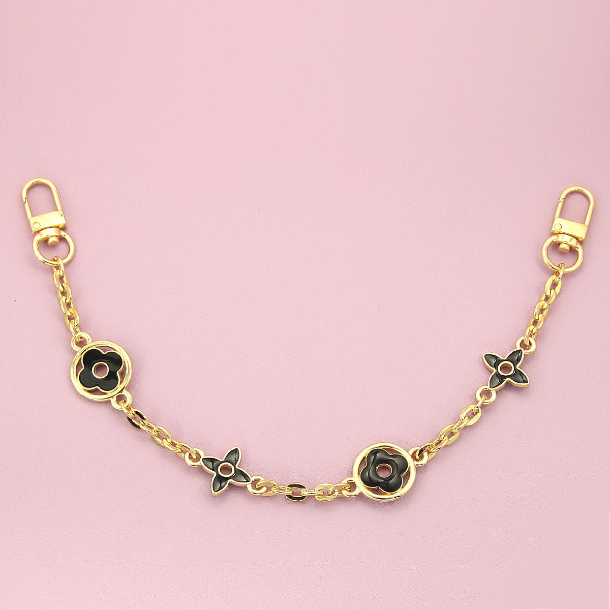 

Шарм-подвеска в виде сумки-пельменя «Четырехлистный клевер Дракона Сян» и удлинитель цепочки-ремня (Продано отдельно)