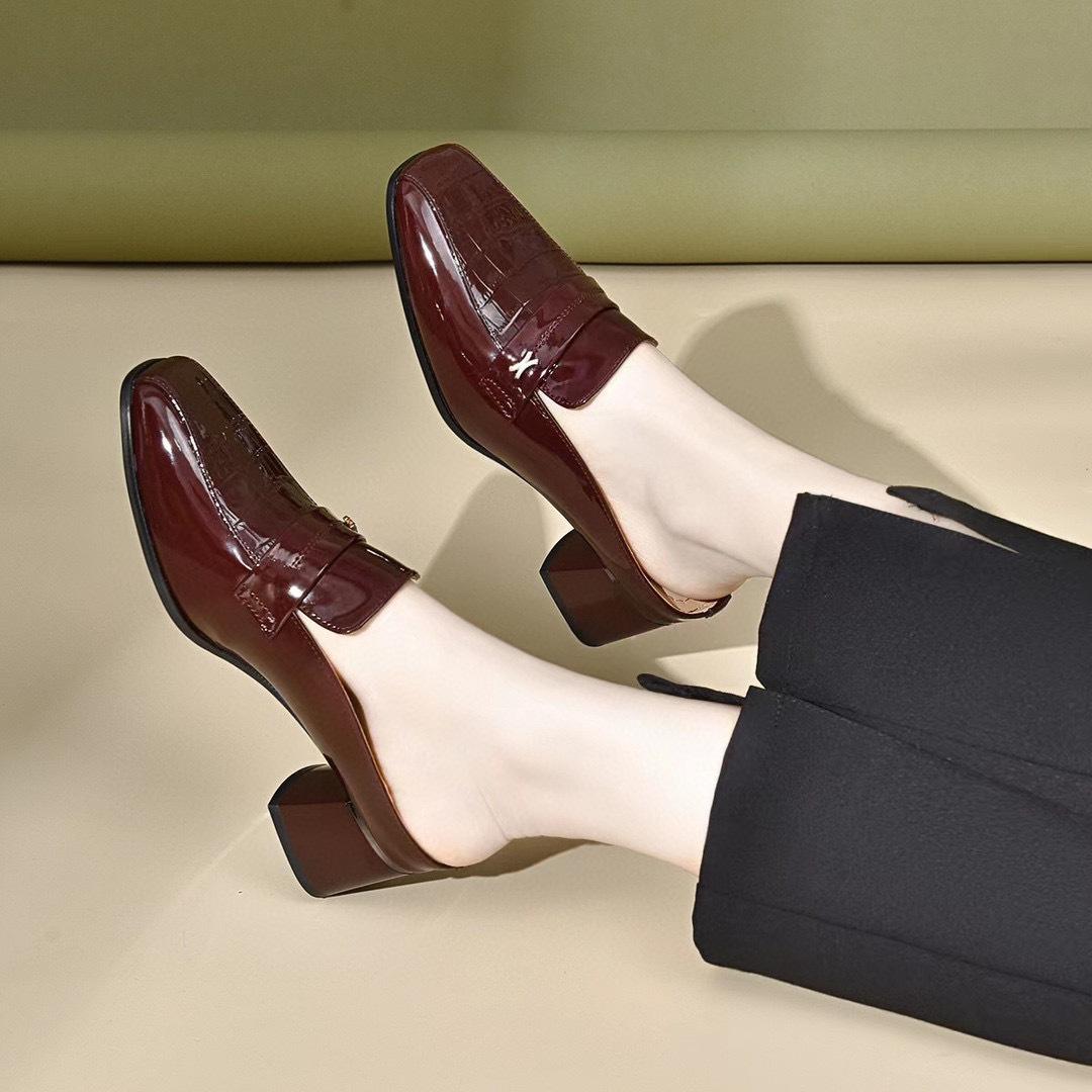 

Тапочки женские летние 2024 квадратная голова толстый каблук сумка голова полудрагоценный простой темперамент высокий каблук мокасины тапочки кожаные сандалии 40 бордовый