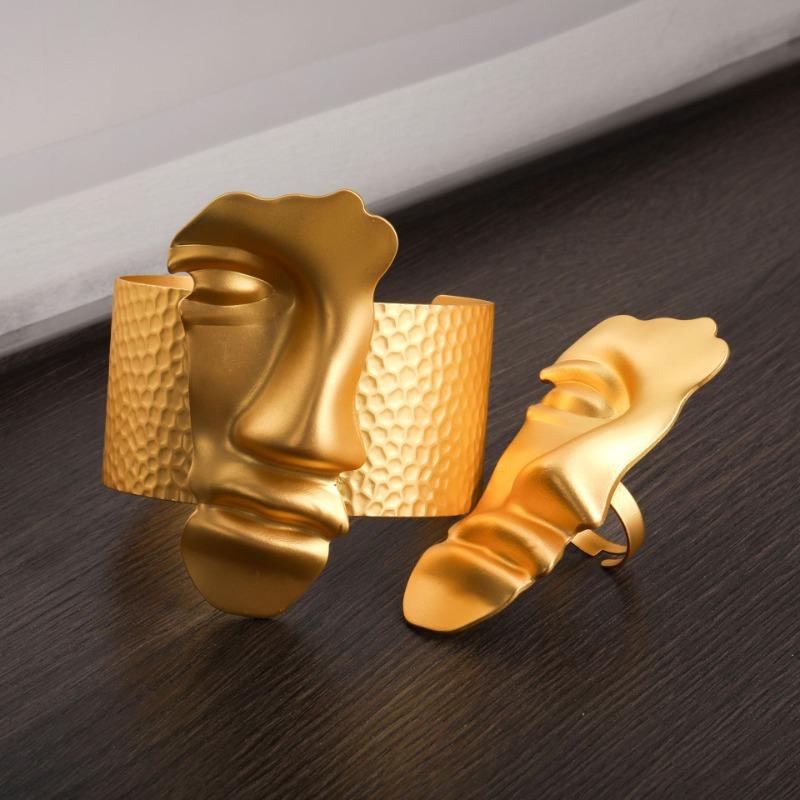 

Золотой абстрактный дизайн лица Браслет Кольцо Набор Женственность Уличная съемка Аватар человека Широкий браслет с открытым лицом