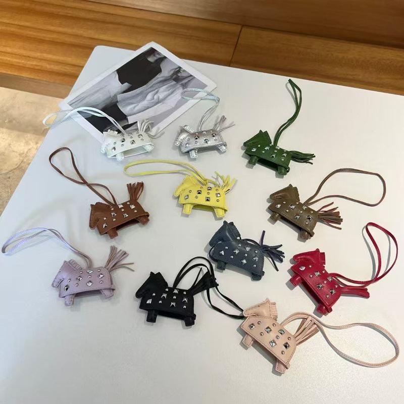 Üst Düzey El Yapımı Deri Zırhlı Savaş Atı Kolye Ucu Moda Gümüş Perçinli At Çantası Süsü Aksesuarları Araba Kolye Ucu Doğum Günü Hediyesi