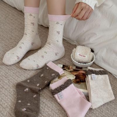 Süßer Stil Stoffetikett Kleine Blumenmuster Socken für Damen, Vielseitige Mid-Calf Socken, Rosa-braune Serie Frottee Lange Socken