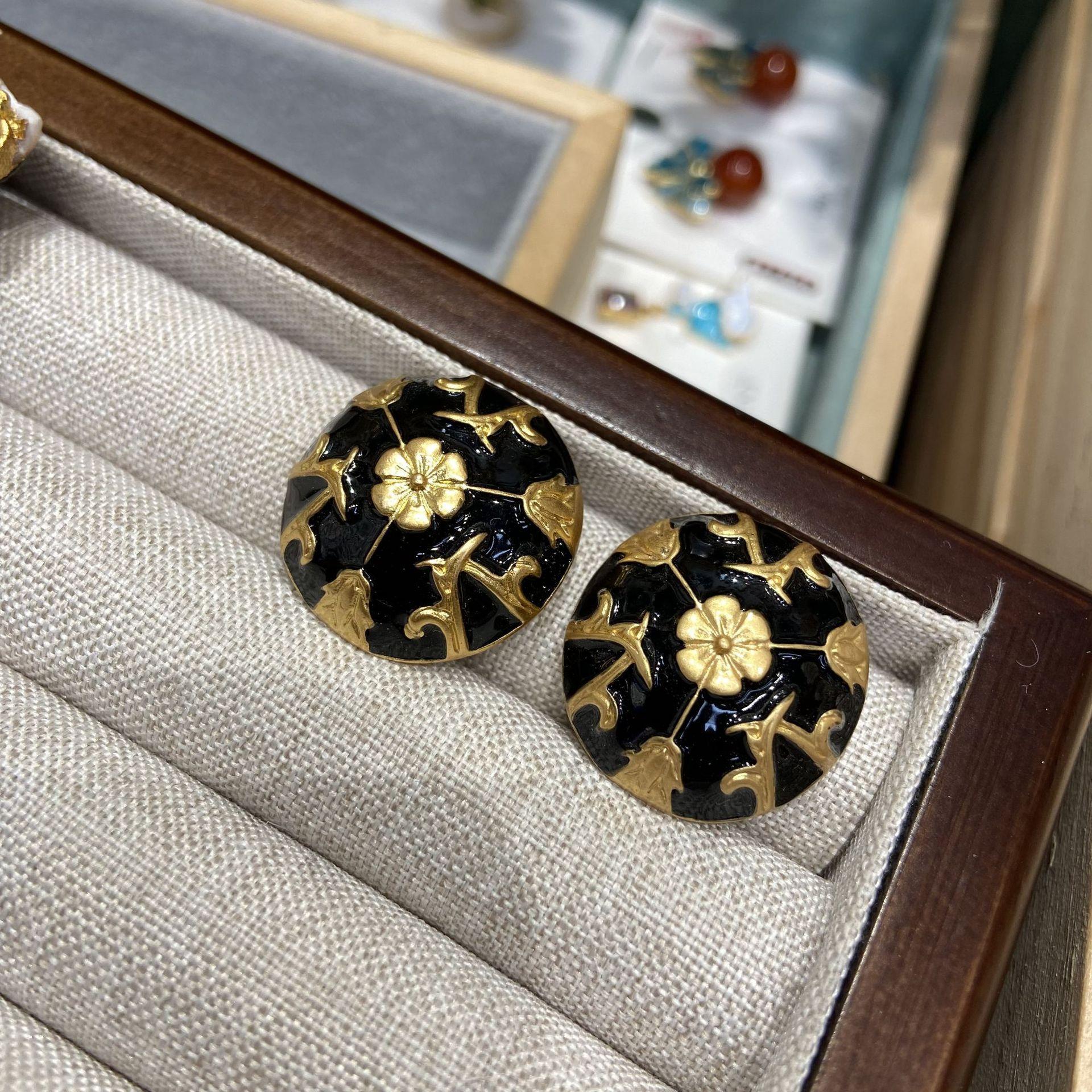 

Vintage Medieval Court Style Retro Stud Earrings Female Autumn And Winter Black Gold Flower Earrings Hong Kong Style Drop Glaze Female