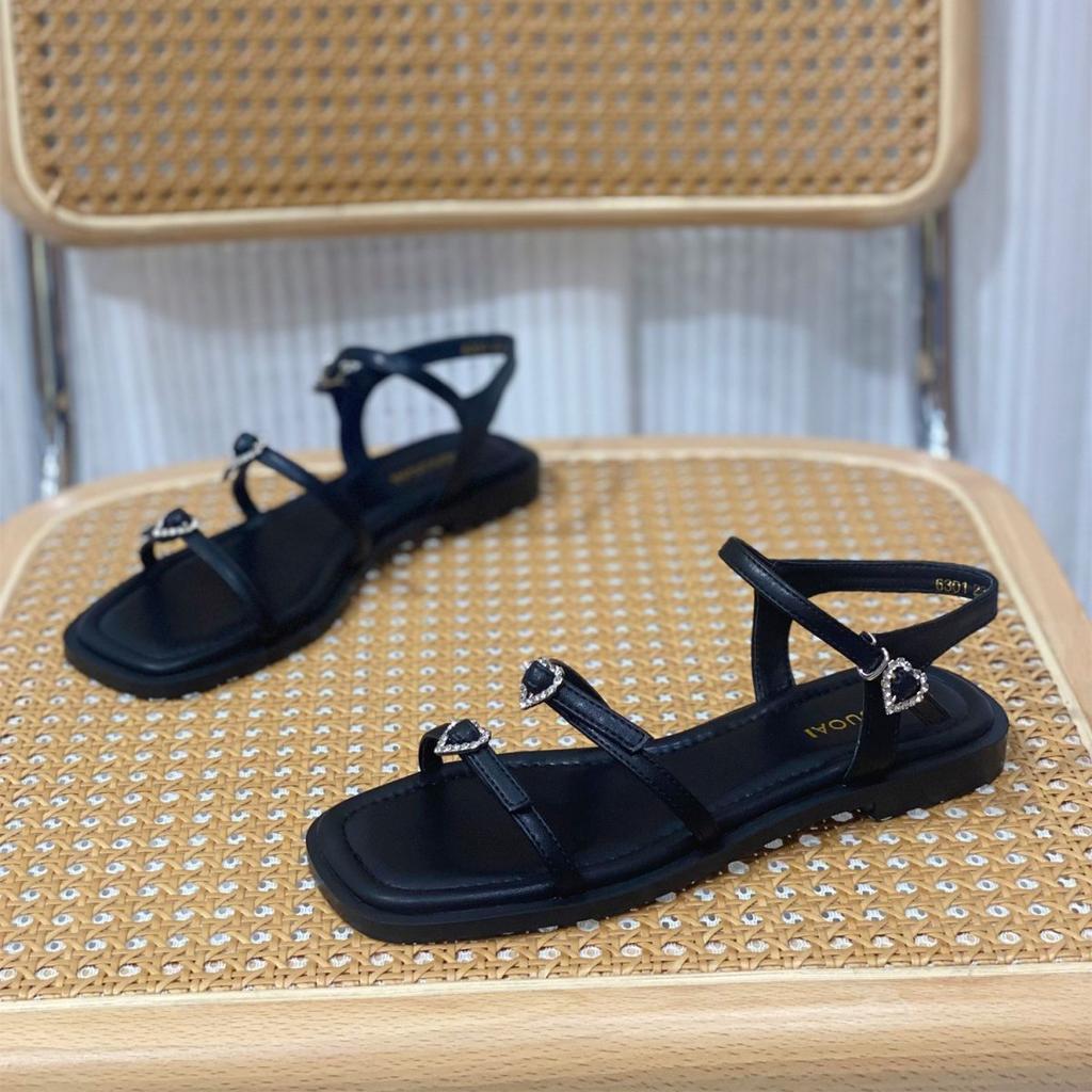 Internet celebrity one-word buckle sandals girl 2025 new summer French fairy style temperament fashion shoes popular Roman shoes