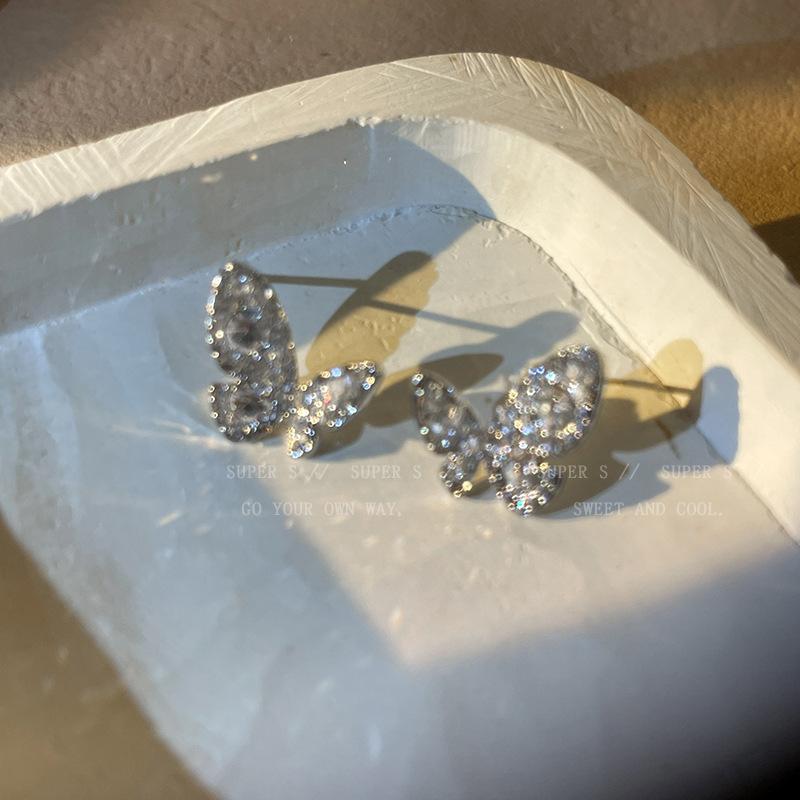 Super fairy exquisite full diamond butterfly earrings women's light luxury sweet high-end stud earrings Korean simple small exquisite earrings