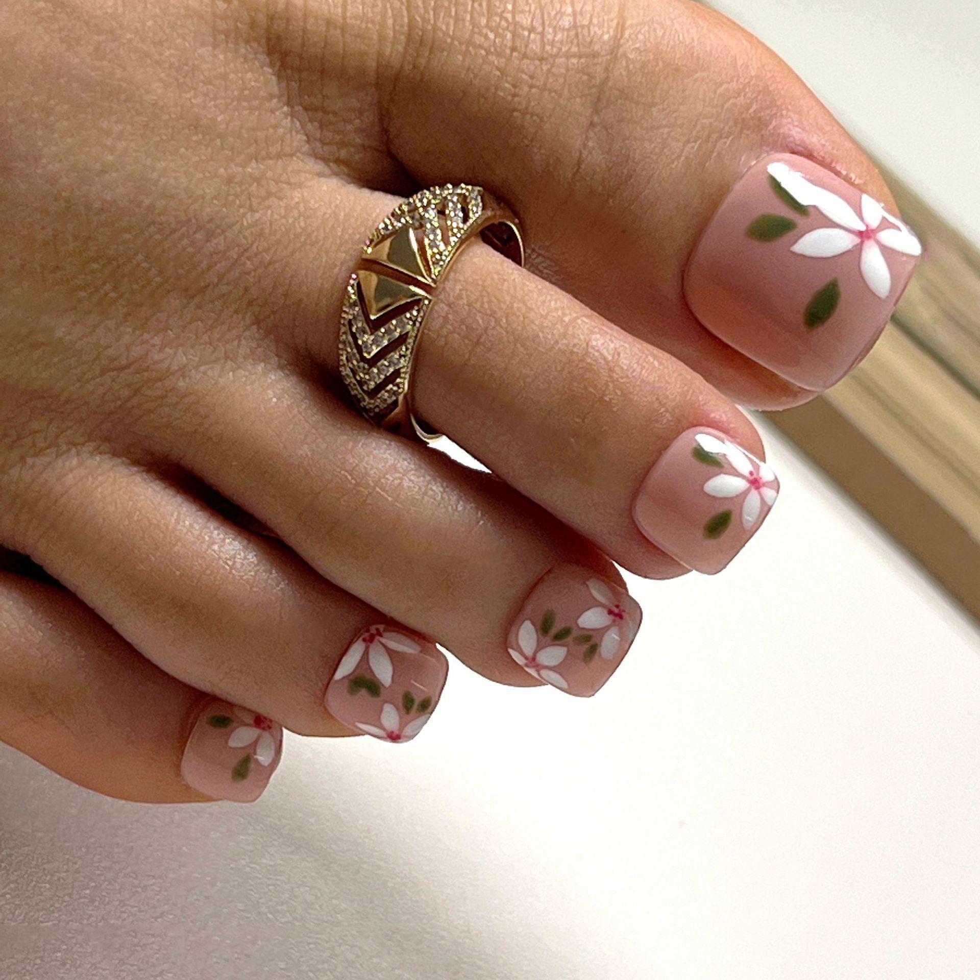 

Нюдовый педикюр с белыми цветами и зелеными листьями - Носимый дизайн ногтей накладными типсами JP2476 [Glue Version]