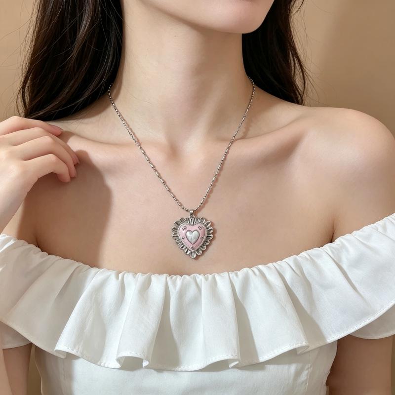 Elegant Heart Pendant Necklace - High-End, Versatile Clavicle Chain for Women