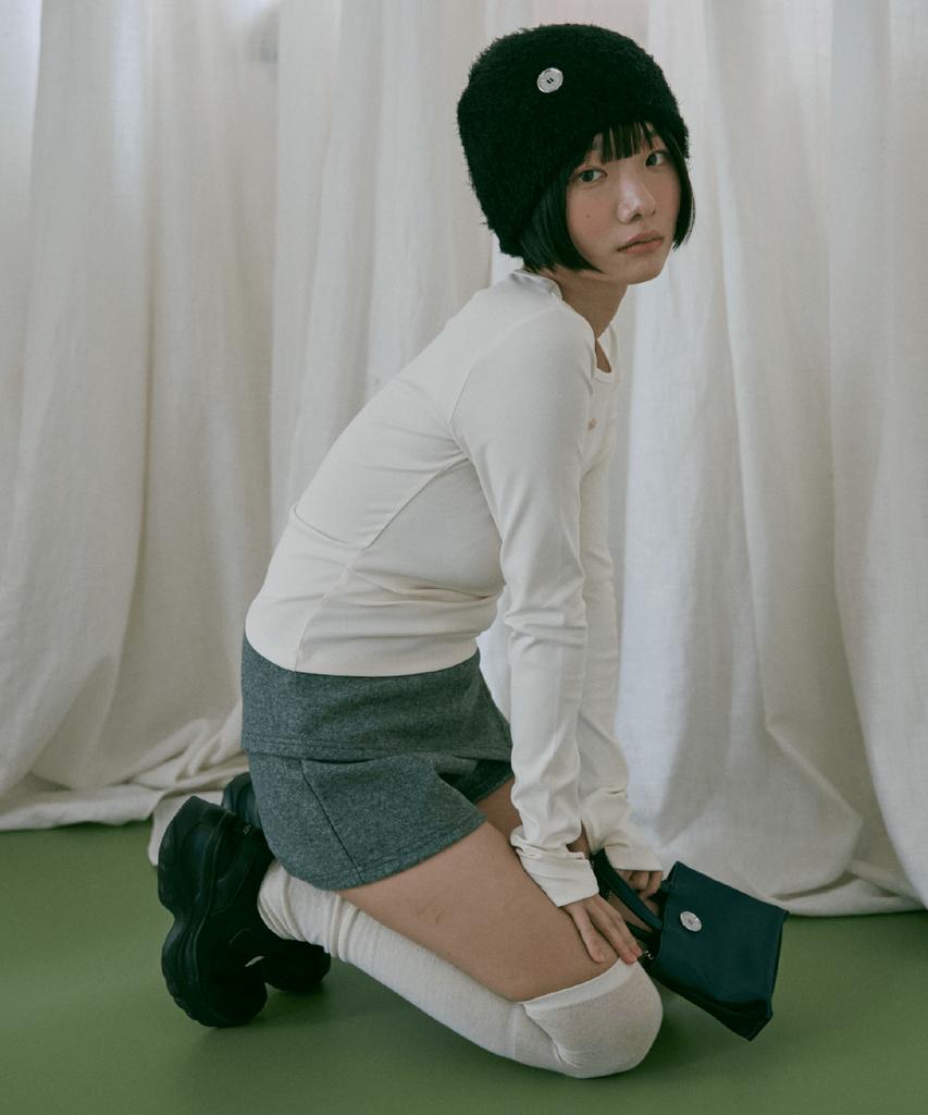 Aiseiyeleu Yerr Button Beanie (Black)