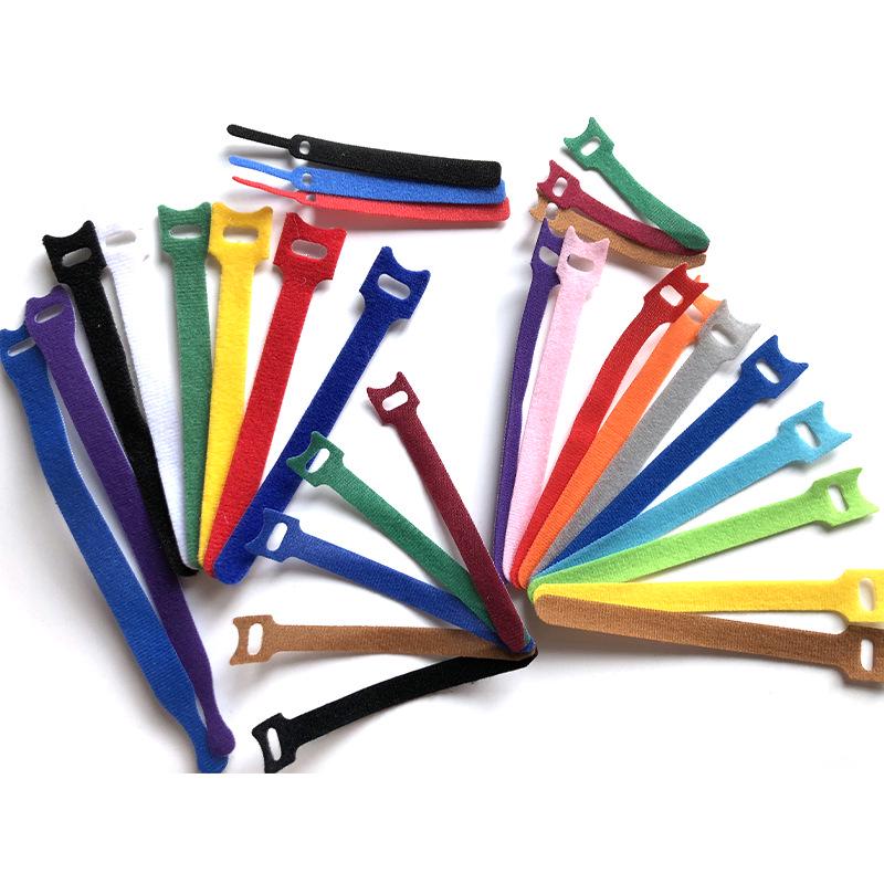 Přizpůsobitelné nylonové stahovací pásky na suchý zip s vyseknutými popruhy pro správu kabelů, dostupné v oboustranných barvách a s potiskem loga.