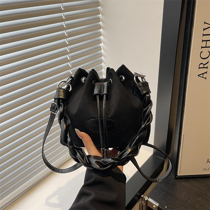 

Bag Women s messenger bag New spring and summer matte retro niche design women s shoulder portable bucket bag чорний
