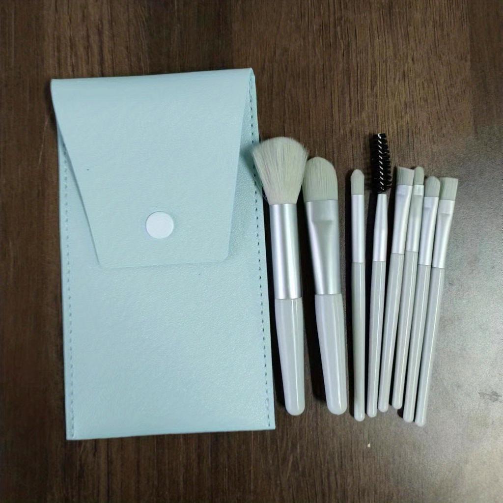 Zestaw 8 pędzli do makijażu, przenośny, w etui.