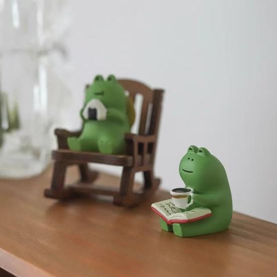 Mini Frog Figurine Resin Frog Sculpture with Rocking Chair Small Healing Frog Ornament for Car Interior Home Office Desktop