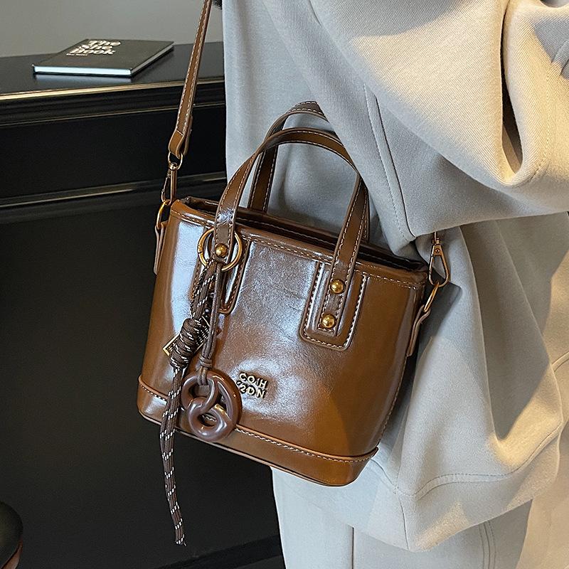 Vintage Maillard Niche Fashionable Oil Wax Leather Portable Bucket Bag, High-end Light Luxury Commuter Versatile Messenger Women's Bag