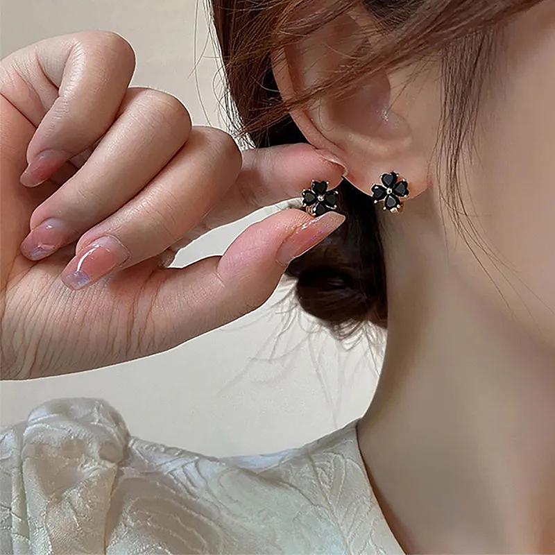 Orecchini a Bottone Mini Fiore a Quattro Petali Neri Gioielli da Donna Accessorio da Festa