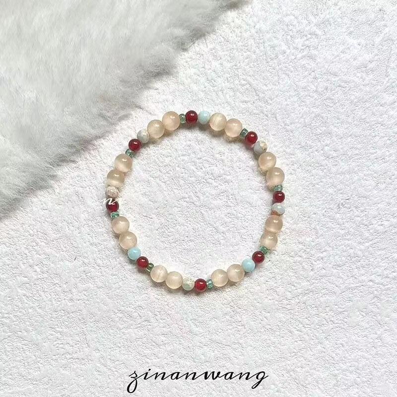 Drunk lime cat lime bracelet before the flower, cat paw holding high-value bracelet, female hand twisting finger soft bracelet.