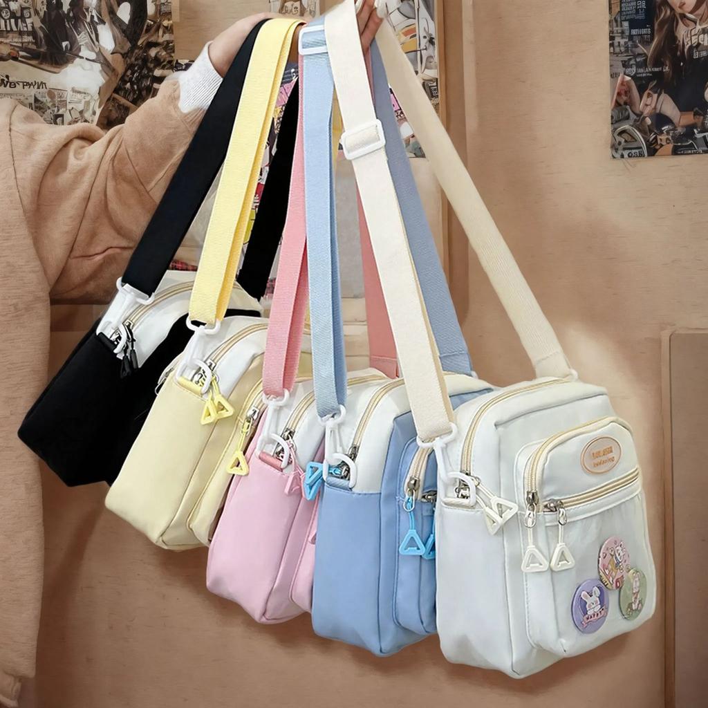En søt crossbody-veske med fargeblokkering og en enkelt skulderstropp