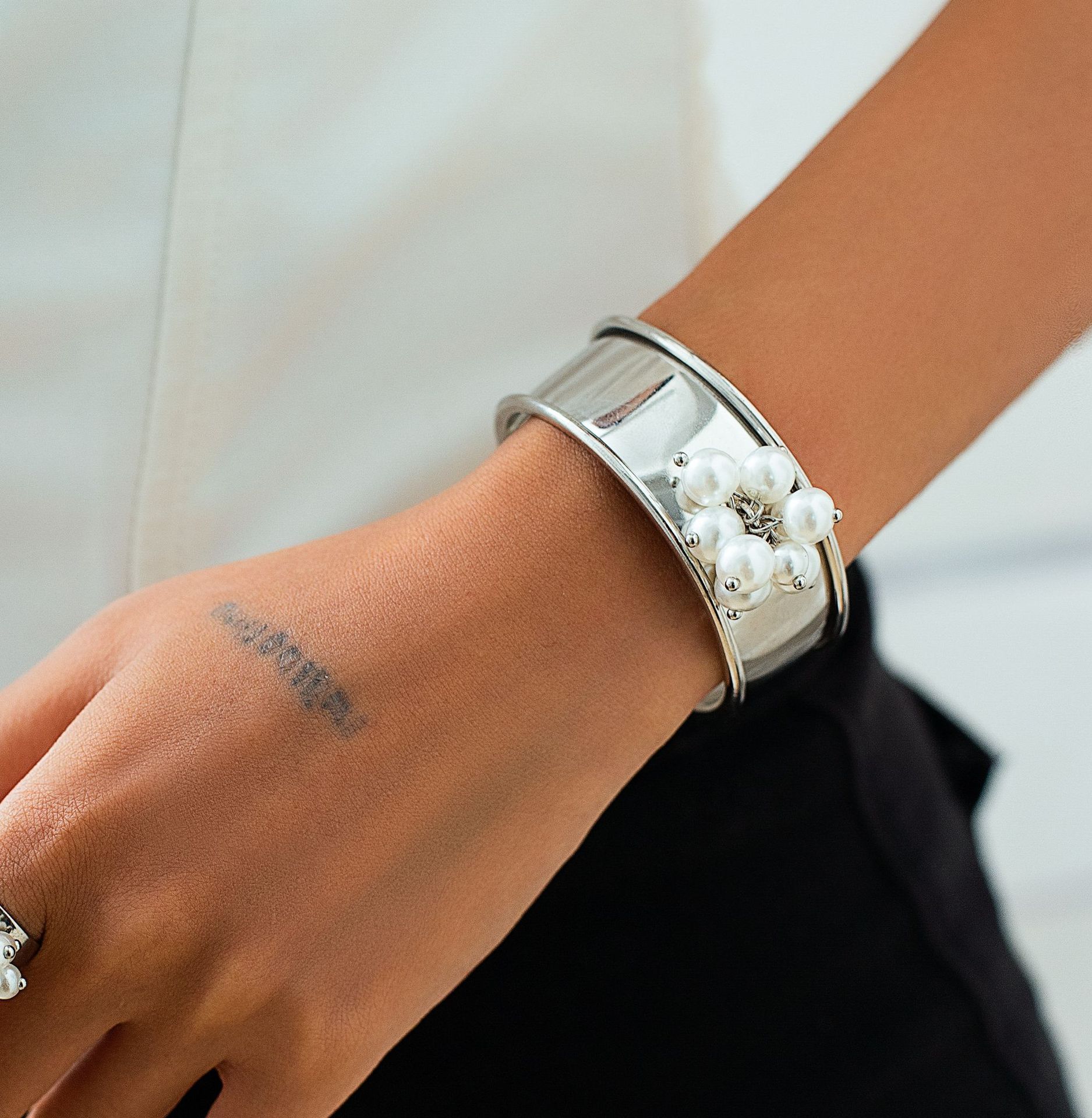 

Браслет-манжета с искусственным жемчугом и цветком, золотисто-серебряный, металлический, широкий, винтажный, панк, простые браслеты для женщин, необычные аксессуары, подарок на вечеринку