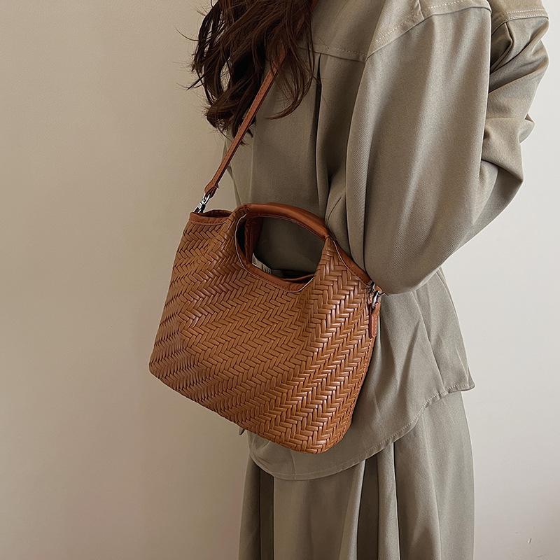 Simple and high-end portable mother and child bag women's summer new large-capacity messenger bucket bag