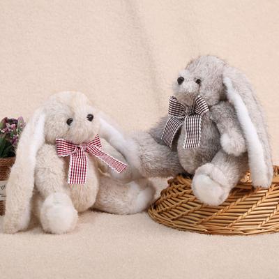 Kuscheliger Plüschhase Stofftier mit karierter Schleife Plüschhasen-Figur Tierpuppe Dekoration für Wohnzimmer Schlafzimmer Geburtstagsgeschenk