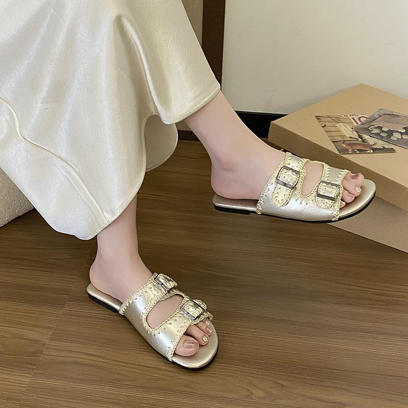 Cool slippers women's new belt buckle wear yellow 2025 outer wear flat-bottomed fashion summer outer beach one-word slippers