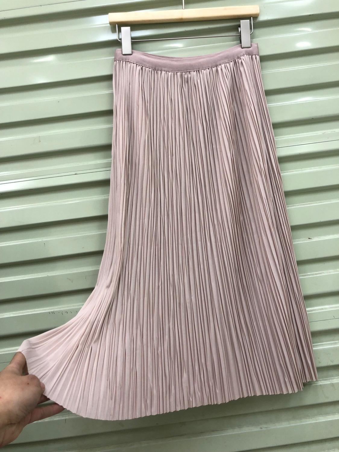 

2025 весенний элегантный темперамент, тонкая, не вертикальная бедра, стильная плиссированная маленькая А-образная однотонная плиссированная юбка, юбка One size