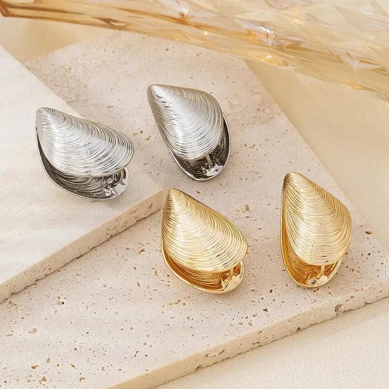 1 Pair Of Shell Threaded Ear Studs, Light Luxury High-End Niche Earrings, Retro Temperament Versatile Earrings