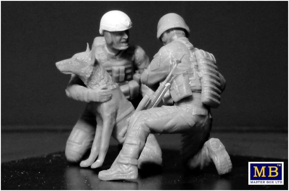 Master Box 1/35 Scale Plastic Model Kit (4 Modern American Soldiers + Dog) Middle East Military Working Dog Rescue (MB35181)