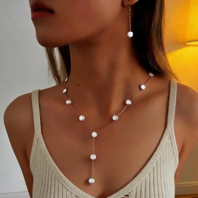 Trendiges Perlen-Schmuckset: Elegantes Halsketten- & Ohrring-Set mit Nischen-Design