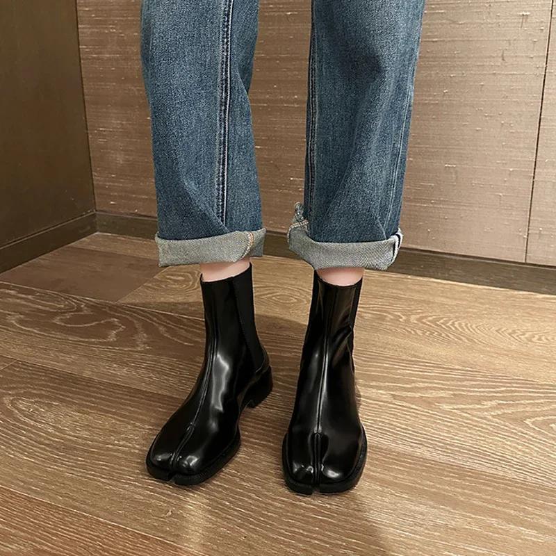 Retro kotníkové boty s dělenou špičkou Dámské lesklé a matné kožené boty Tabi Ninja Chelsea Botas Mujer Nízké podpatky Trotters Boots Zimní